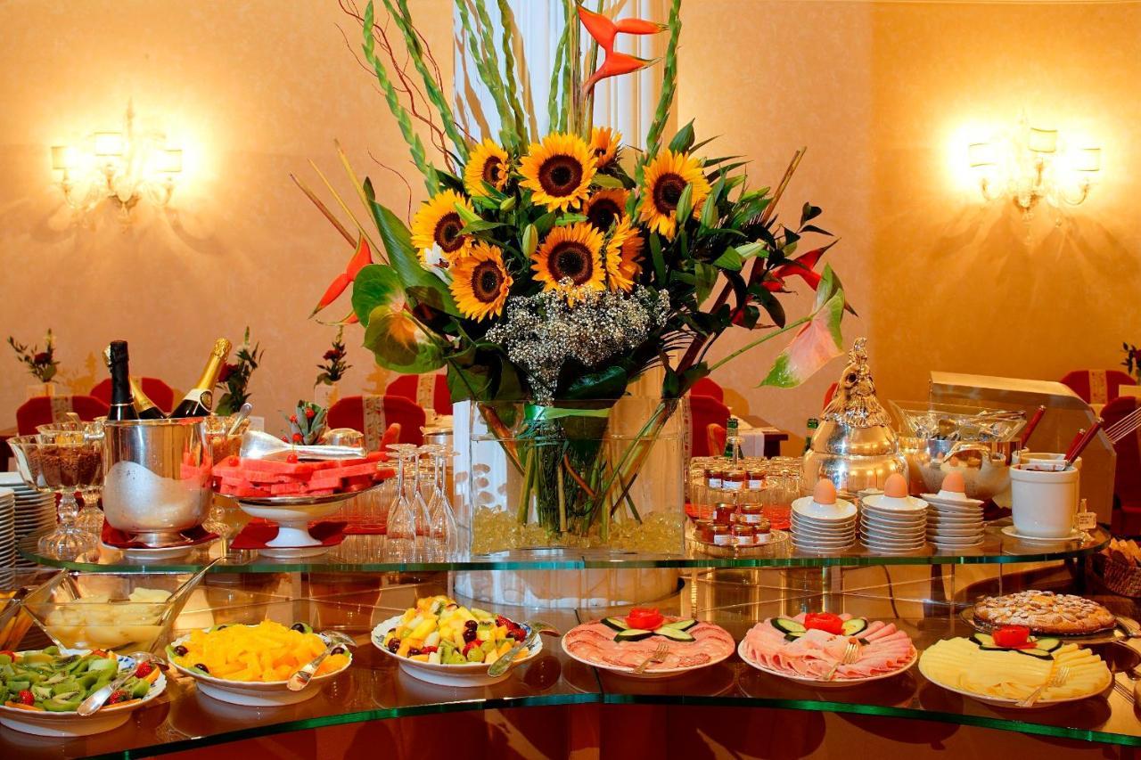 Hotel De La Ville Firenze Restaurant bilde